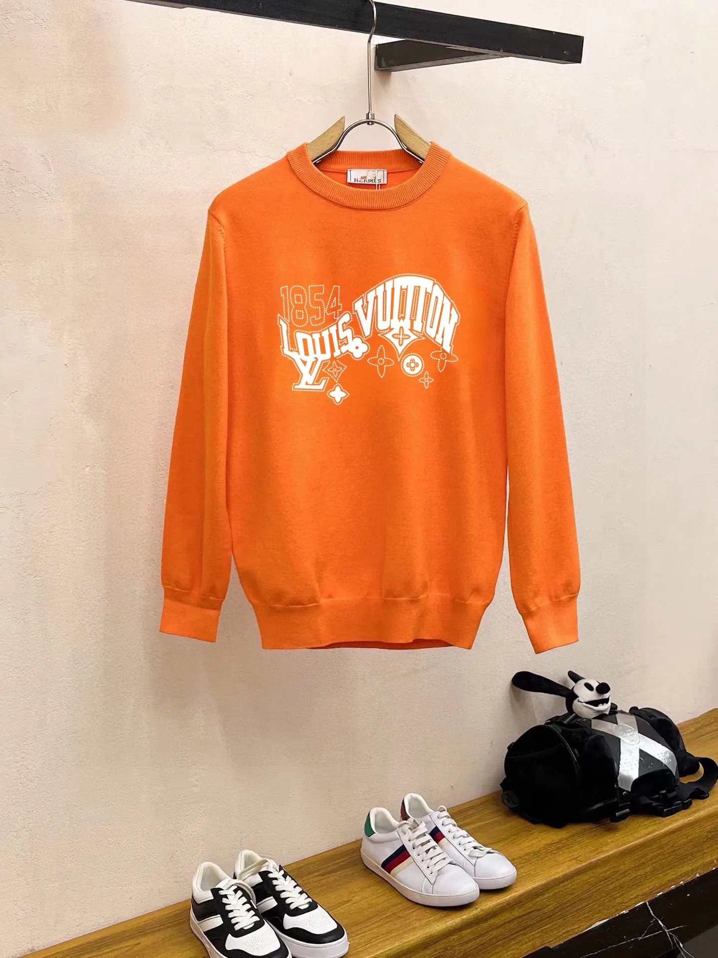 🅿️240 【LV Louis Vuitton】Autumn and winter classic round neck pullover sweater, in full condition! ! ! Wool blended fabric, the latest model in 2025, golden ratio! ! Slim-fitting soft gold, versatile and practical item, the combination and practicality are extremely powerful, simple and elegant, and classy! To create your own style, it is highly recommended to buy it in two colors. The standard slim fit tailoring process is suitable for both young and old men. It is knitted from wool and will not cause any discomfort! While keeping warm, it is stylish, textured and wearable, and the classic logo with contrasting colors on the chest feels in place! ! Recommended for regular customers! ! Size M-3XL (maximum wear: 190 pounds)